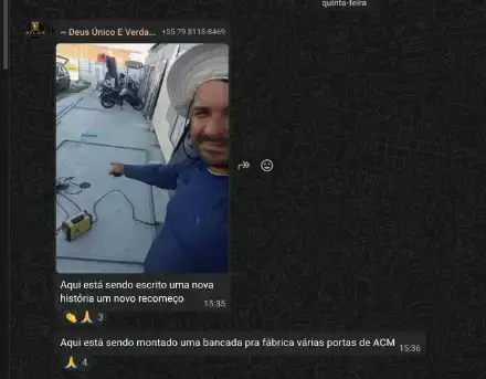 Captura de un alumno armando la mesa de trabajo para fabricar puertas