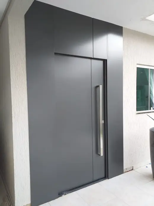 Puerta pivotante grafito con tirador vertical