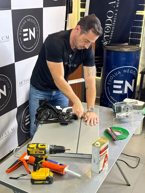 Yarlei cortando la chapa de ACM en la mesa de trabajo